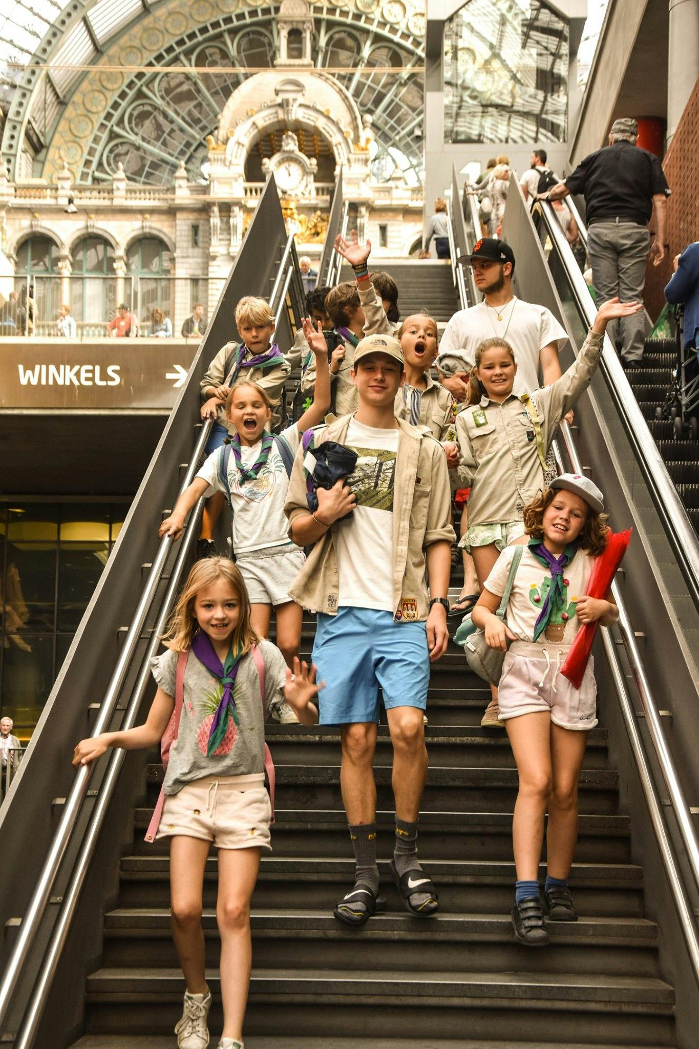 Wouters + leiding die poseren op de trappen van het station Antwerpen centraal op het zomerkamp van de wouters 2019