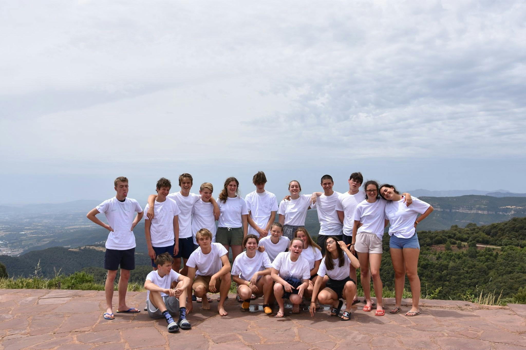 Groepsfoto van enkel de leden op de top van de berg tijdens het zomerkamp Barcelona 2019